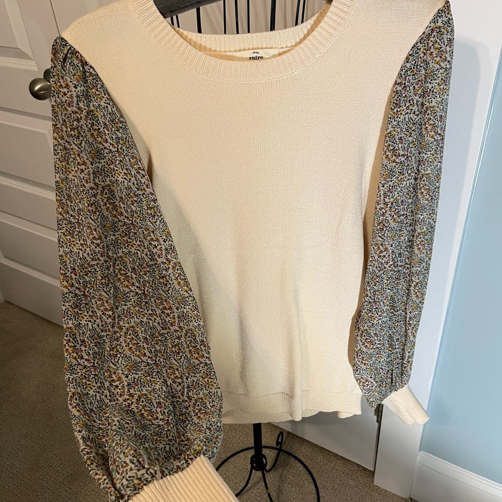 ENTRO✨Adorable Embellished Sleeve Sweater✨Med